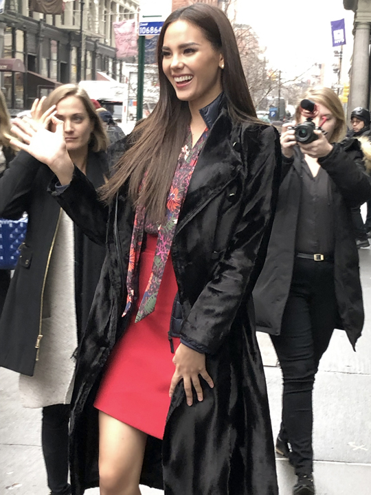 Catriona Gray waving hello to fans